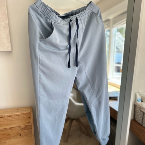 WEARFIGS DUSTY BLUE MENS SCRUBS TOP AND BOTTOM JOGGER MEDIUM - Picture 2 of 4